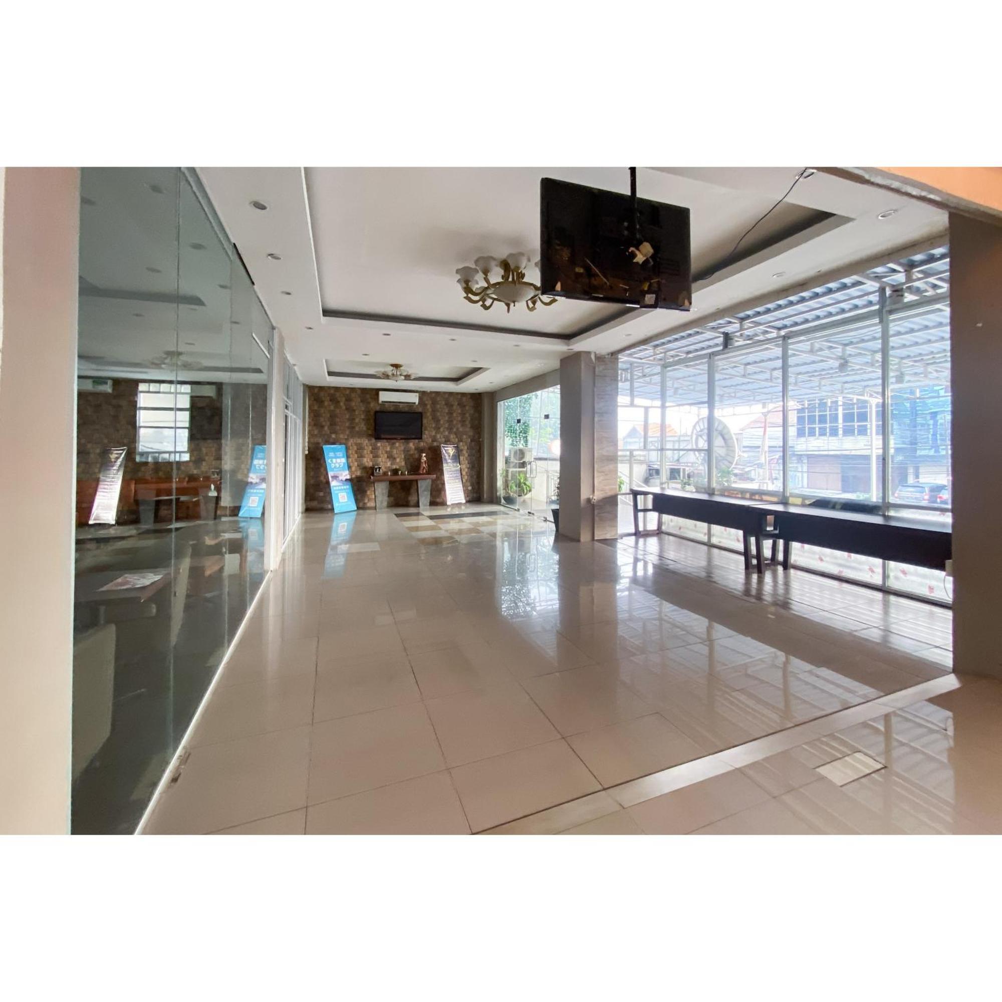 Curves Mitra Reddoorz Hotel