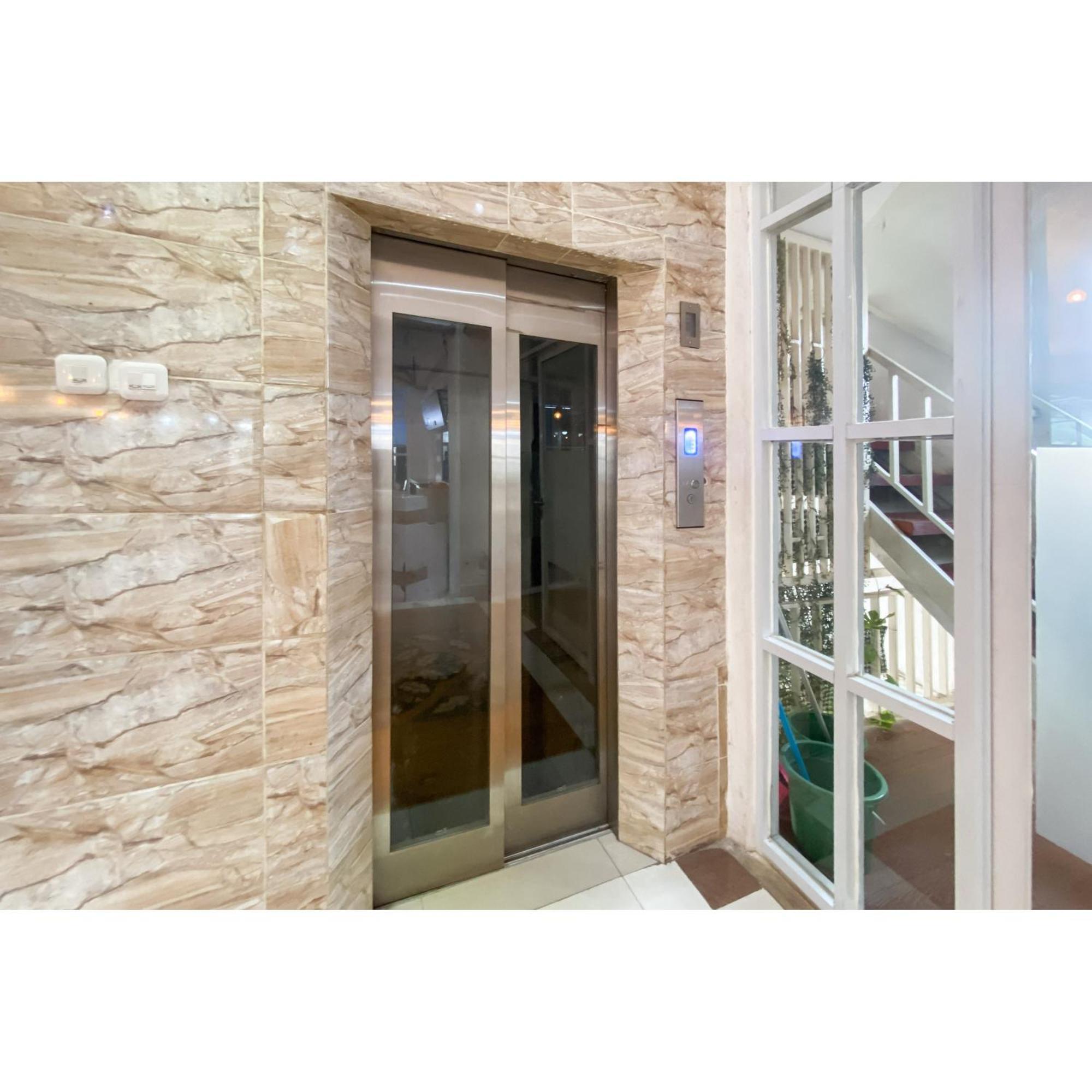 Curves Mitra Reddoorz 2* Jakarta